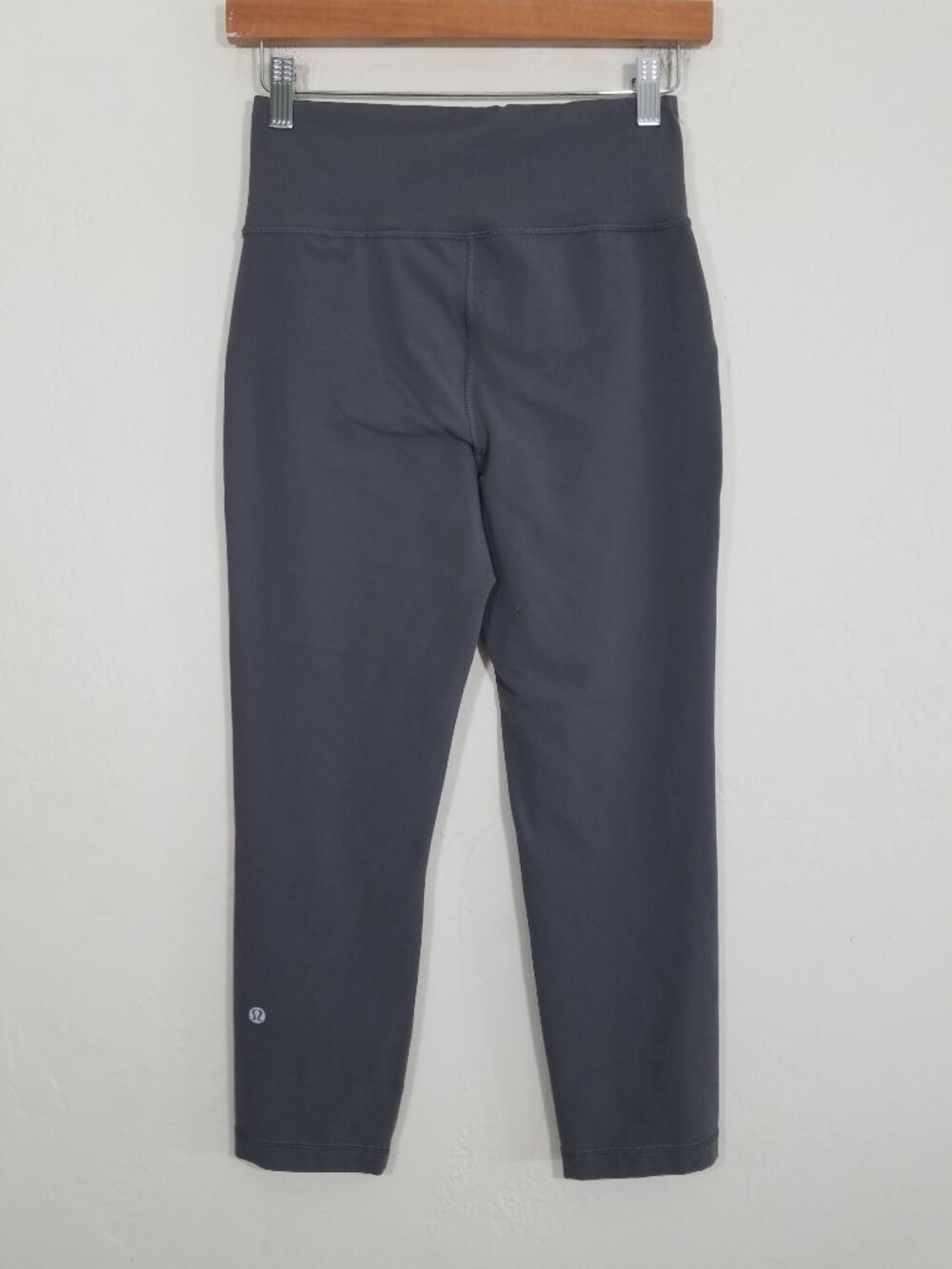 Like New Lululemon Legging Pants Pockets Cropped Size 6 - Picture 3 of 5